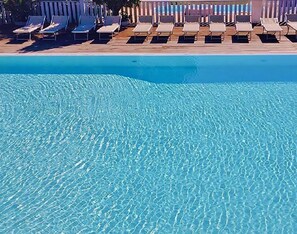 3 piscines extérieures, piscine à débordement, parasols de plage
