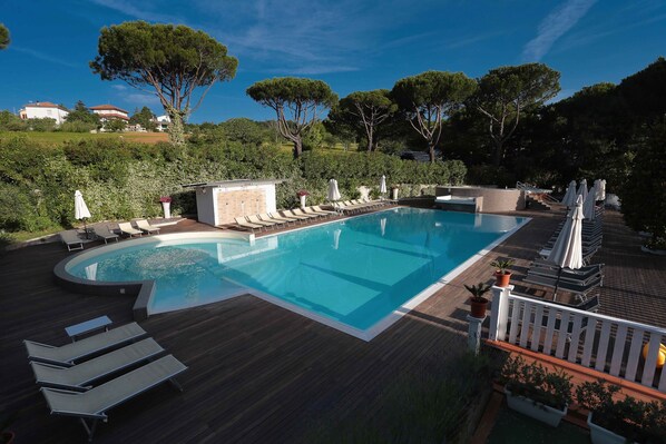 3 outdoor pools, an infinity pool, pool umbrellas, sun loungers