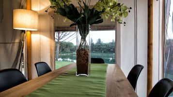 Tienda de lujo, 3 habitaciones, vistas al lago | Zona de estar | Televisión LED de 32 pulgadas con canales digitales, una televisión