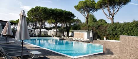 3 outdoor pools, an infinity pool, pool umbrellas, sun loungers