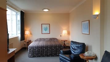 Estudio ejecutivo | Escritorio, tabla de planchar con plancha, wifi gratis y ropa de cama