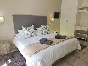 Egyptian cotton sheets, premium bedding, in-room safe, desk