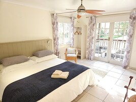 Luxury Self-Catering Garden COTTAGE 2 | Egyptian cotton sheets, premium bedding, in-room safe, desk