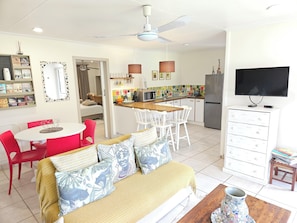 Luxury Self-Catering Garden COTTAGE 2  | Living area | Flat-screen TV, DVD player, toys - Stannards Guest Lodge (Knysna)