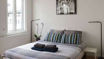 Deluxe Quadruple Room, 1 Katil Ratu (Queen) dengan Katil Sofa, Balcony, City View | Tilam berlapik, dihias secara berasingan, meja, Wi-fi percuma