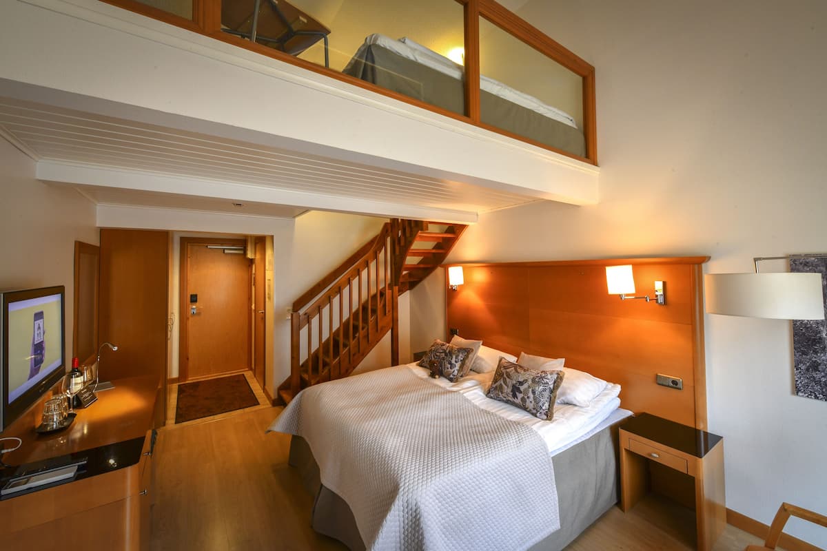 quadruple room | 1 bedroom, in-room safe, desk, laptop workspace