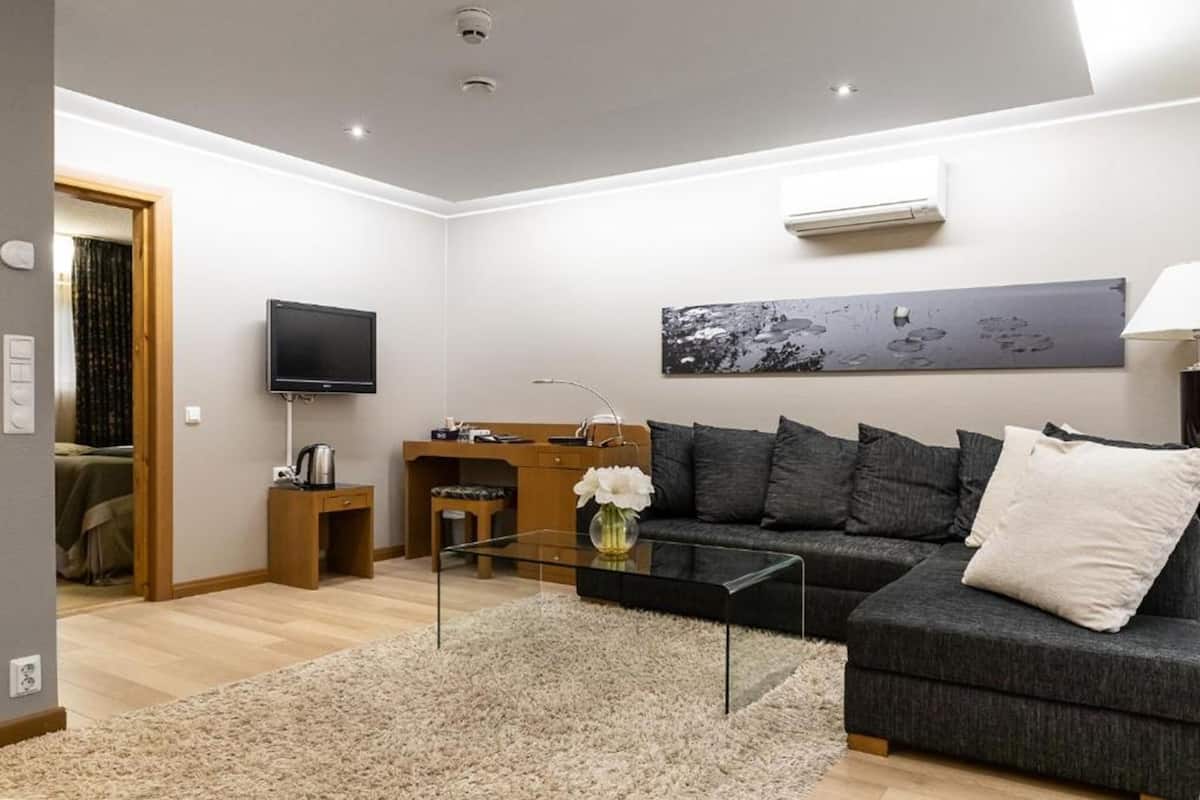 1 bedroom, in-room safe, desk, laptop workspace