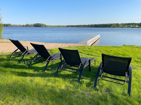Private beach, sun-loungers. Hotel Aateli Lakeside