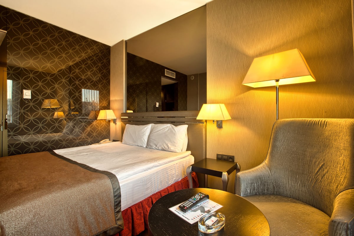 standard room | minibar, in-room safe, desk, soundproofing