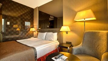 Minibar, caja de seguridad en la habitación y escritorio