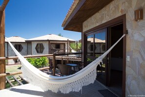 Pengeskab på værelset, skrivebord, mørklægningsgardiner