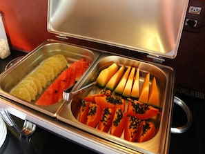 A buffet with various fruits and vegetables. - Morada dos Ventos (Tibau do Sul)