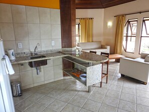 Großer Kühlschrank, Mikrowelle, Wasserkocher