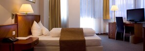 Minibar, desk, free WiFi, bed sheets - Ross Messehotel (Stuttgart)