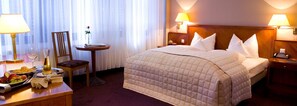 Minibar, desk, free WiFi, bed sheets - Ross Messehotel (Stuttgart)