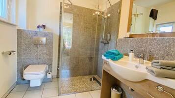 Doppelzimmer | Badezimmer | Dusche, Haartrockner, Handtücher