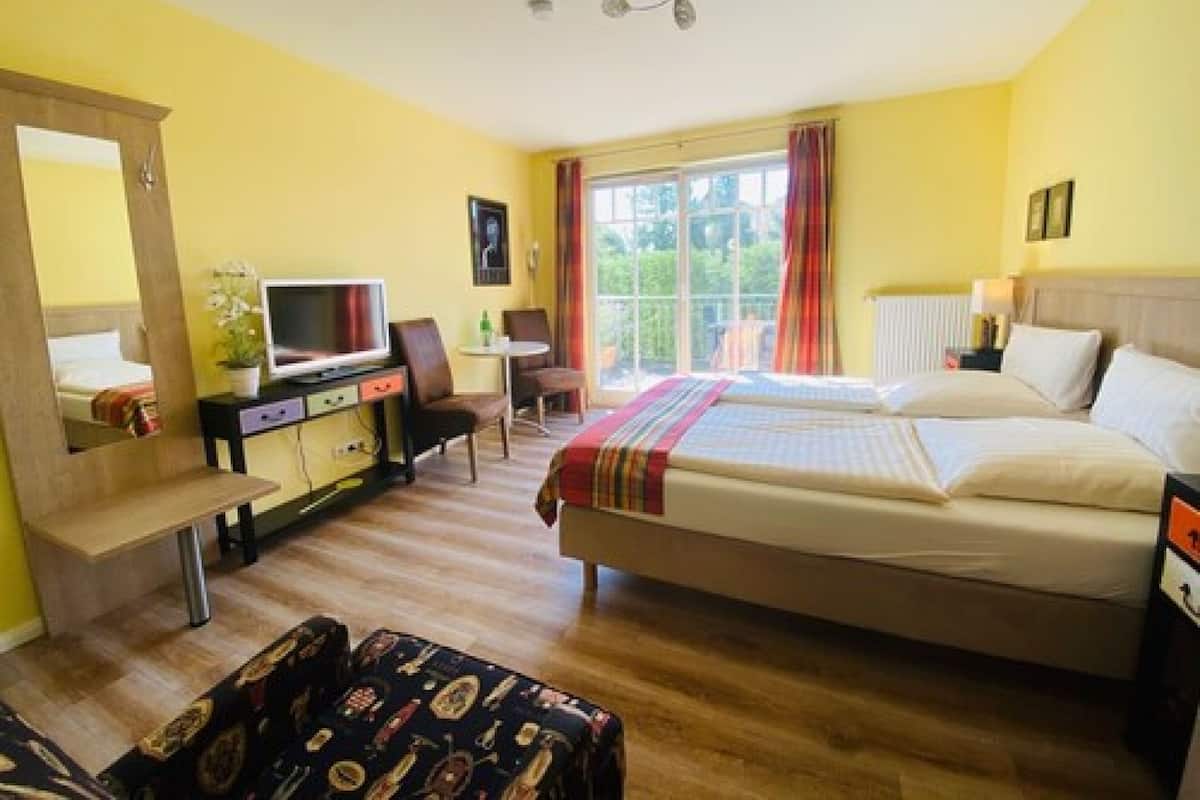 Habitación doble | Ropa de cama de alta calidad, escritorio, tabla de planchar con plancha