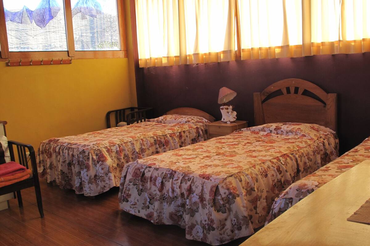 ห้องแฟมิลี่ทริปเปิล | เตียง Select Comfort, โต๊ะทำงาน, พื้นที่ทำงานแบบใช้แล็ปท็อป, Wi-Fi ฟรี