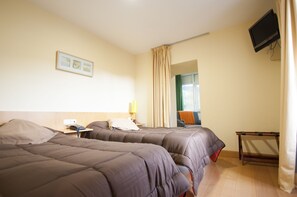 Kamar Double | Meja kerja, setrika/meja setrika, dan tempat tidur lipat/tambahan
