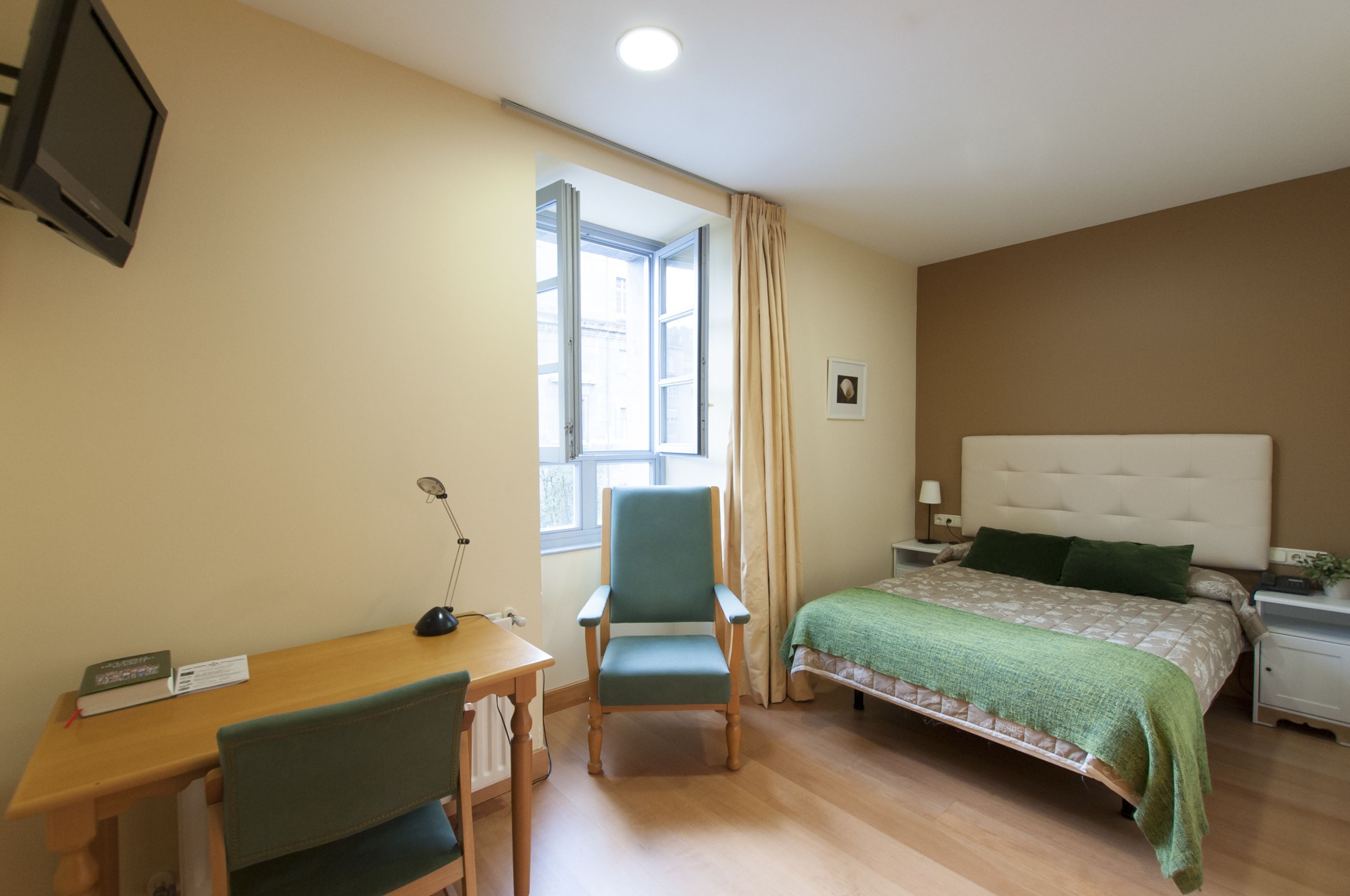 double room | desk, iron/ironing board, rollaway beds, free wifi