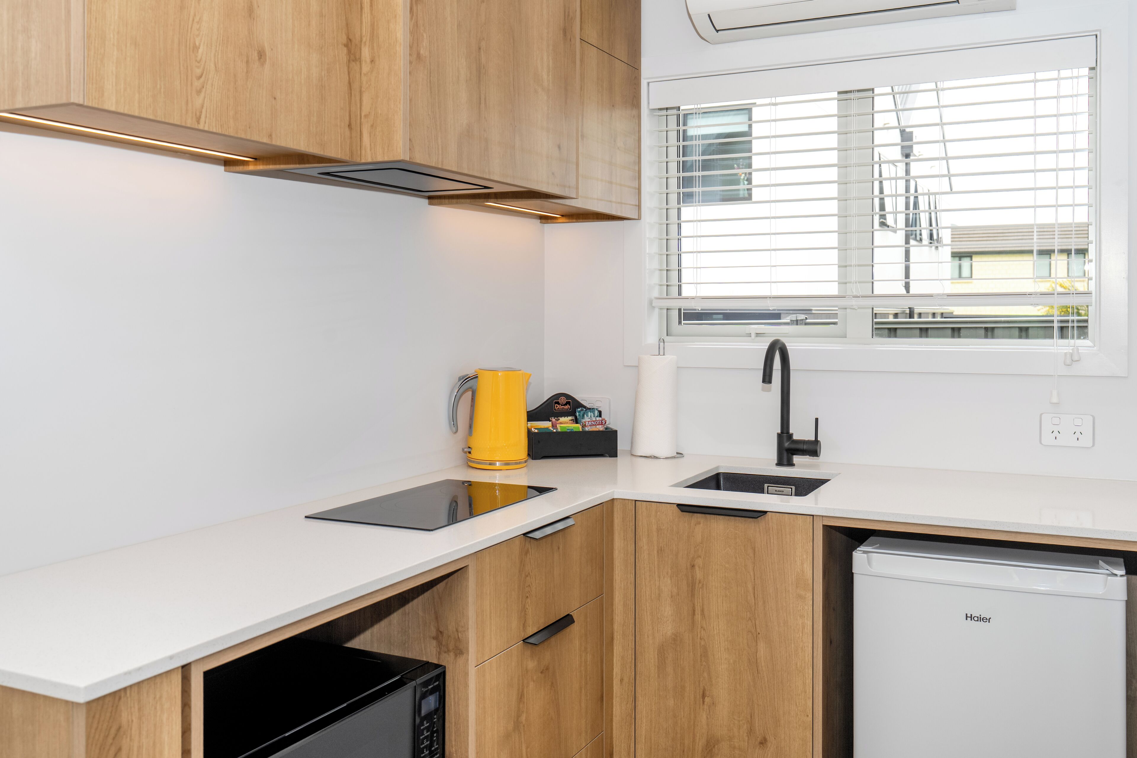 Deluxe studio | Privékitchenette | Een minikoelkast, een microgolfoven, een broodrooster