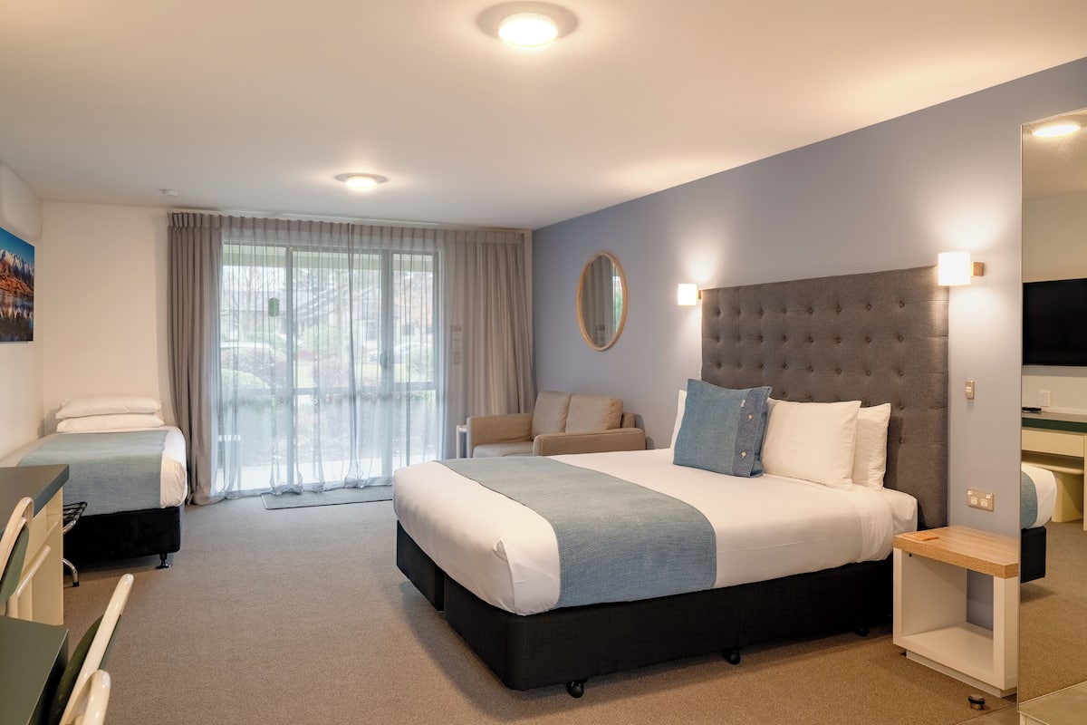 Deluxe Studio | Premium bedding, blackout drapes, soundproofing, iron/ironing board