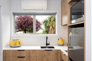 Familiekamer, 1 slaapkamer | Privékitchenette | Een minikoelkast, een microgolfoven, een broodrooster