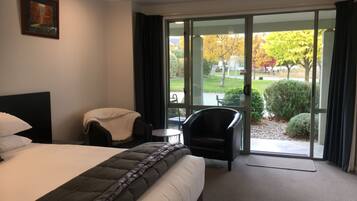 Studio Deluks | Seprai premium, tirai kedap cahaya, dan kedap suara