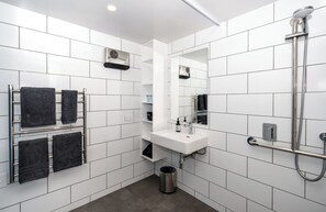 Deluxe Studio | Bathroom | Hair dryer, towels, soap, shampoo - Colonial Manor Motel (Cromwell)