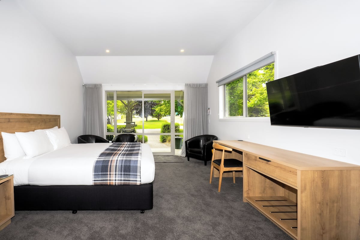 One Bedroom Family | Premium bedding, blackout drapes, soundproofing, iron/ironing board