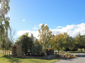 Garden - Colonial Manor Motel (Cromwell)