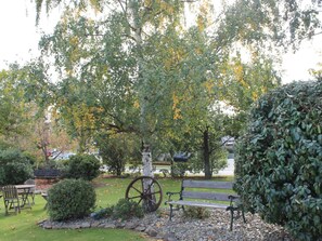 Garden - Colonial Manor Motel (Cromwell)