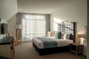 Executive Spa Suite | Premium bedding, blackout drapes, soundproofing, iron/ironing board