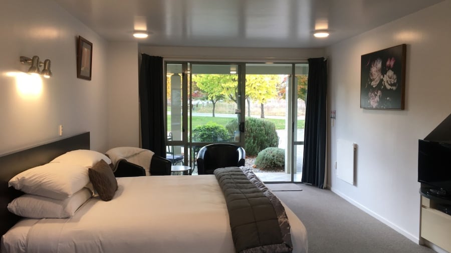 Colonial Manor Motel