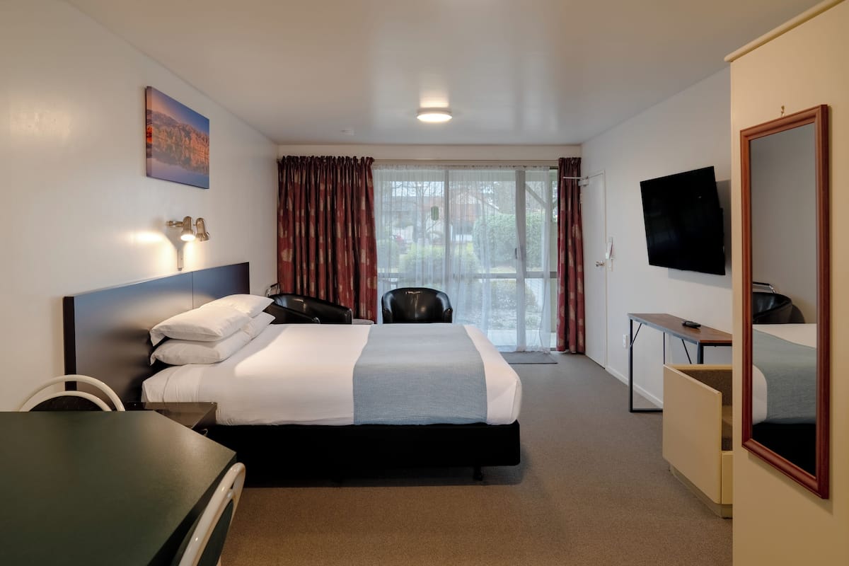 Studio | Premium bedding, blackout drapes, soundproofing, iron/ironing board