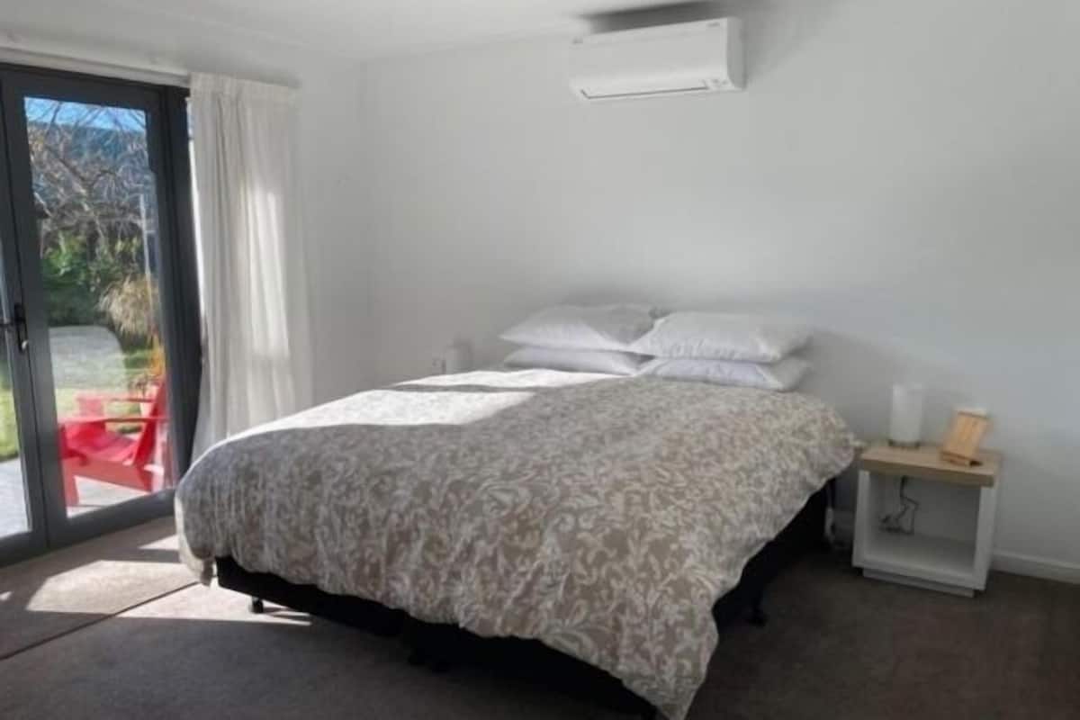 Deluxe Apartment, 2 Bedrooms | Premium bedding, blackout drapes, soundproofing, iron/ironing board