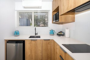 Deluxe Studio | Private kitchenette | Mini-fridge, microwave, toaster - Colonial Manor Motel (Cromwell)