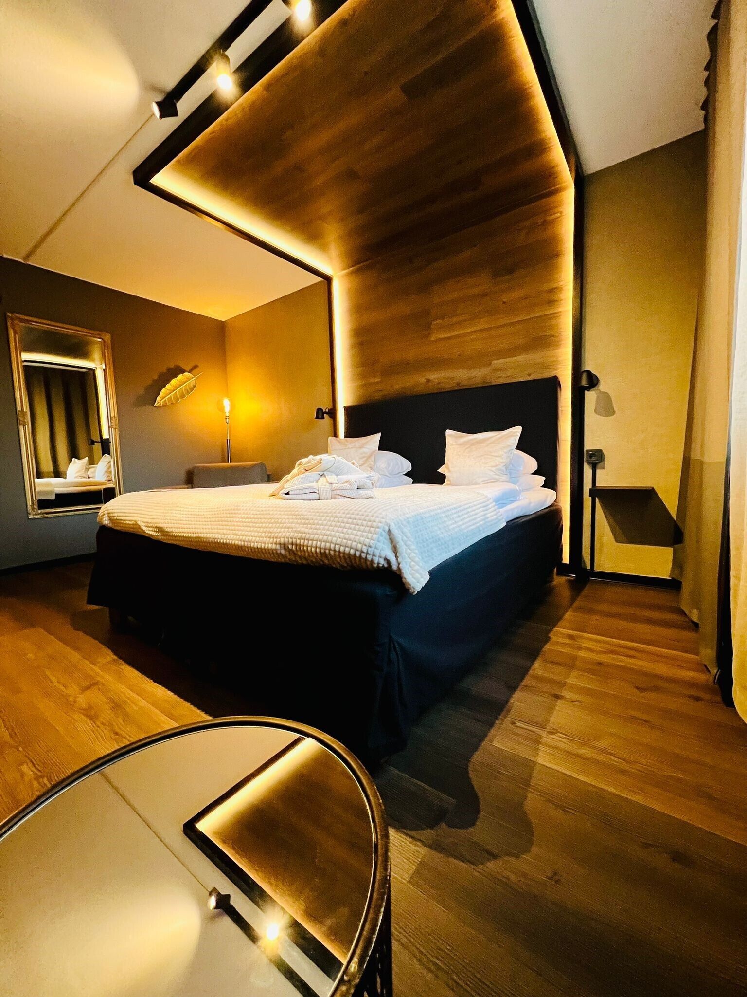 superior room, 1 queen bed, non smoking | individually decorated, individually furnished, desk, laptop workspace