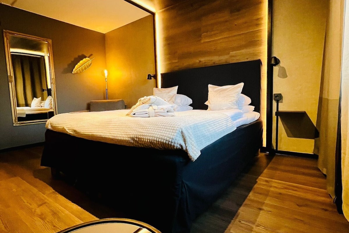 superior room, 1 queen bed, non smoking | individually decorated, individually furnished, desk, laptop workspace