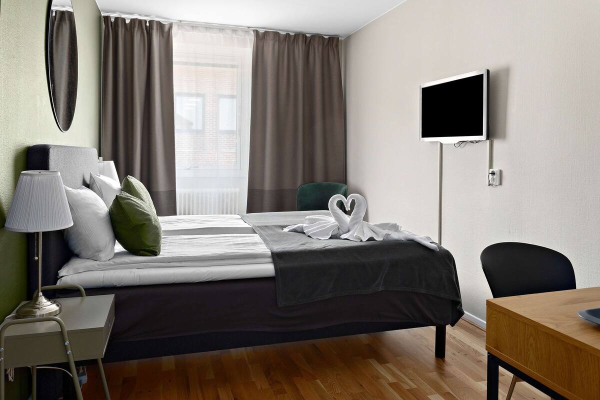 individually decorated, individually furnished, desk, laptop workspace