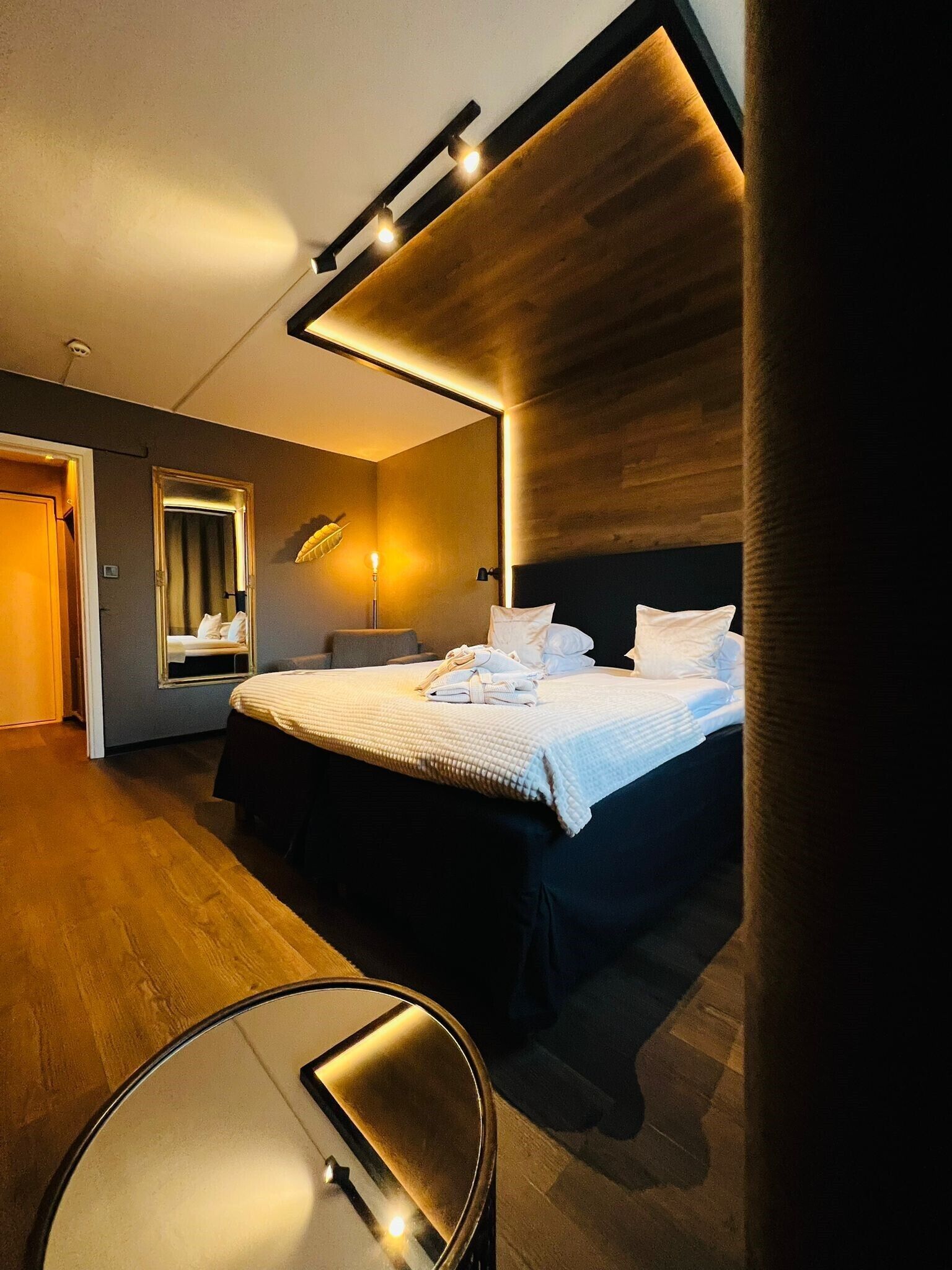 Superior-rum - 1 queensize-säng - icke-rökare | Individuell inredning, unika möbler, skrivbord och arbetsyta för laptop