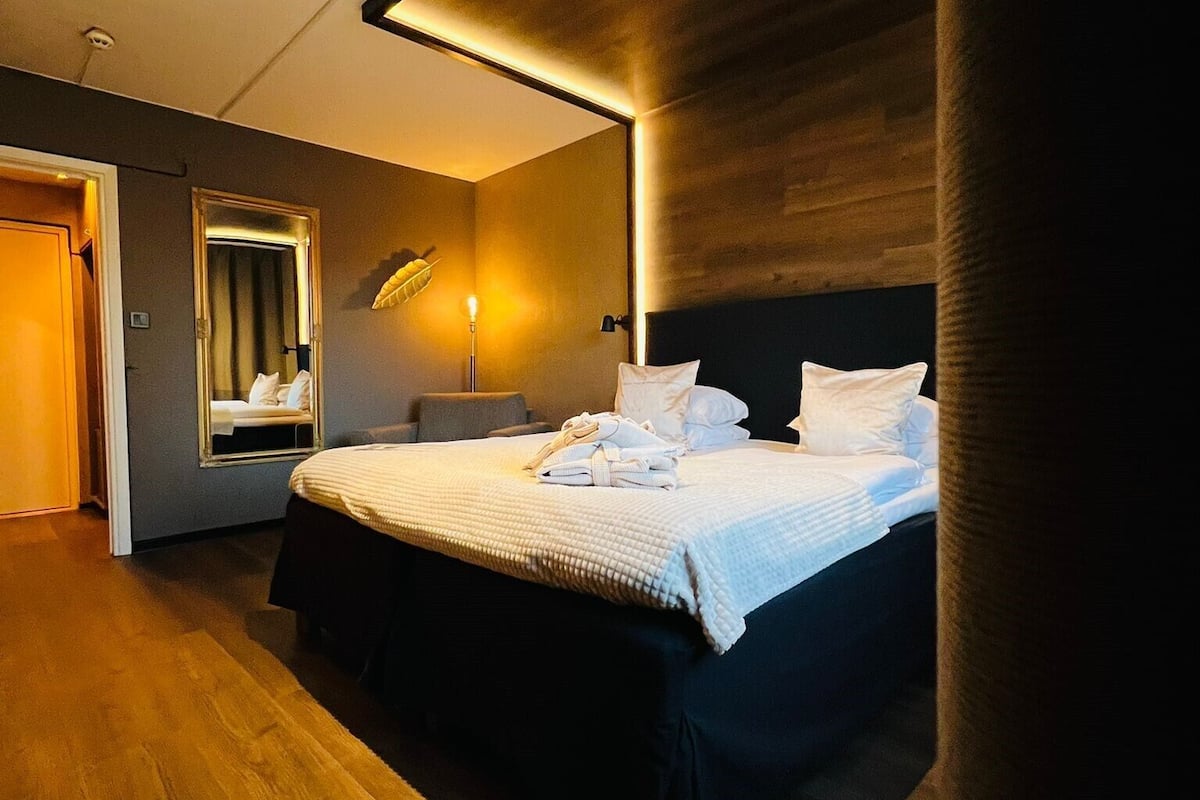 superior room, 1 queen bed, non smoking | individually decorated, individually furnished, desk, laptop workspace