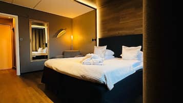 Superior-rum - 1 queensize-säng - icke-rökare | Individuell inredning, unika möbler, skrivbord och arbetsyta för laptop