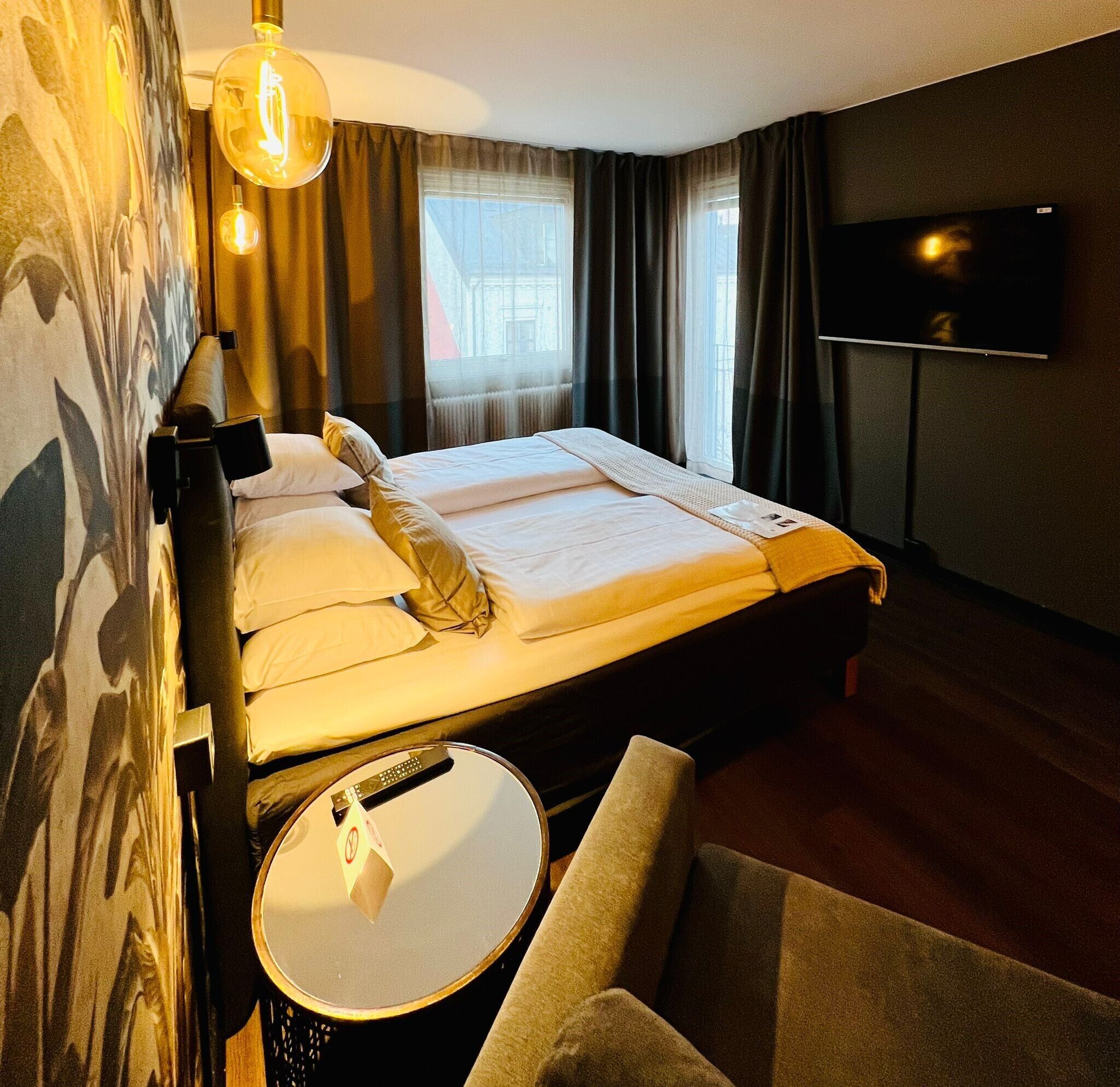 superior room, 1 queen bed, non smoking | individually decorated, individually furnished, desk, laptop workspace