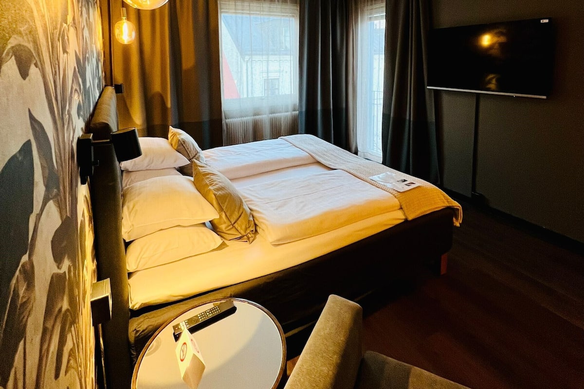 superior room, 1 queen bed, non smoking | individually decorated, individually furnished, desk, laptop workspace