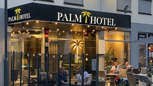A Palm Hotel with outdoor seating and a palm tree sign. - Palm Tree Hotel, Best Western Signature Collection (Trelleborg)