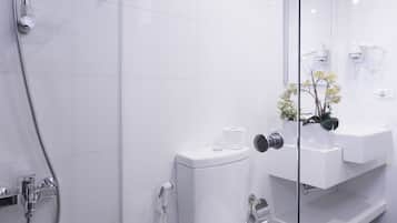 Penthouse | Badkamer | Een douche, gratis toiletartikelen, een haardroger, handdoeken