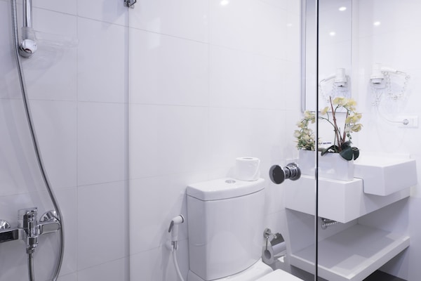 Penthouse | Bathroom | Shower, free toiletries, hair dryer, towels