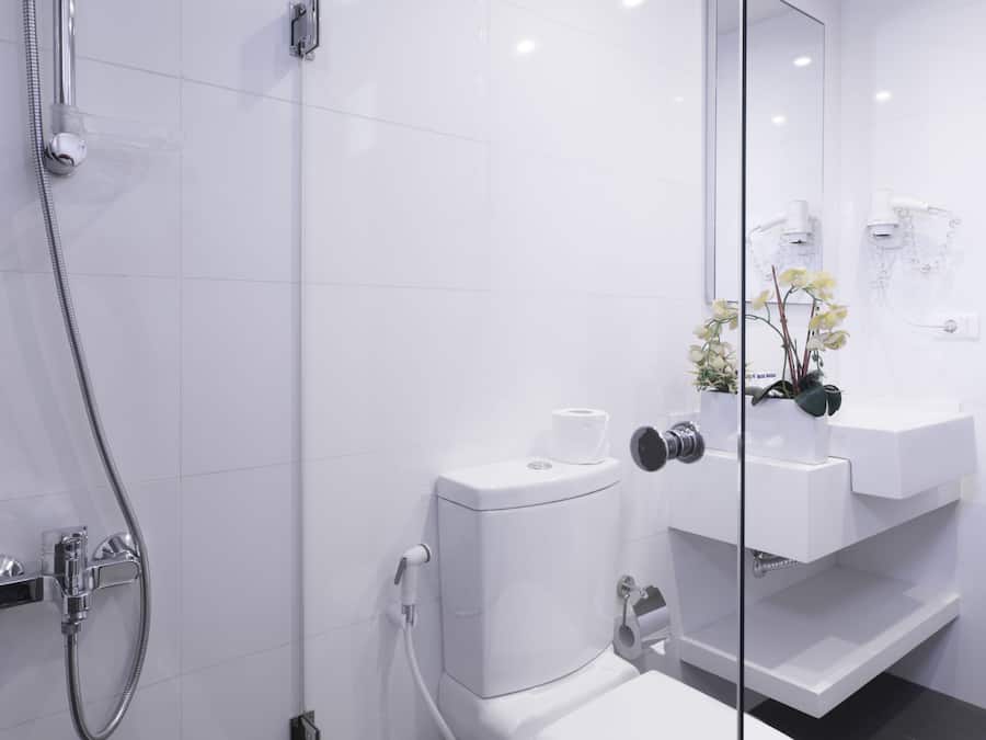 Penthouse | Bathroom | Shower, free toiletries, hair dryer, towels