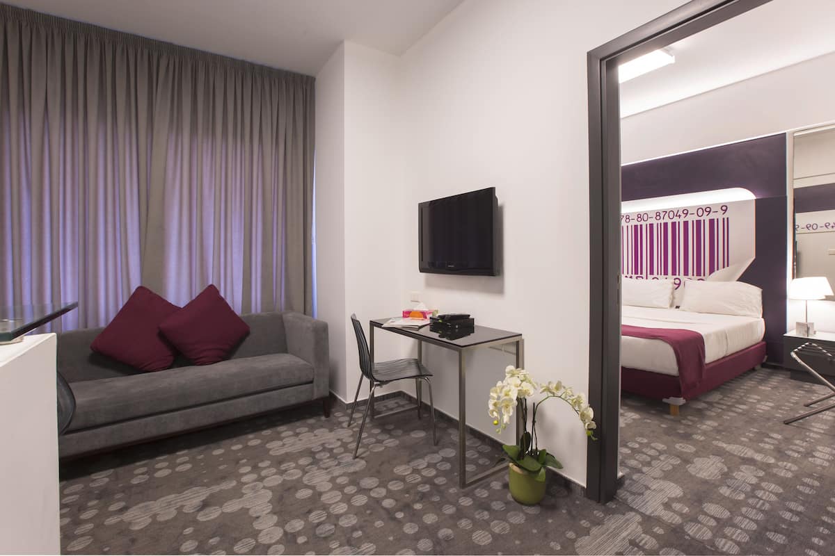 Suite, 2 slaapkamers | 1 slaapkamer, een minibar, een kluis op de kamer, geluiddichte muren